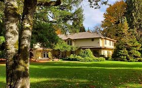Cedar Wood Lodge Bed & Breakfast Inn